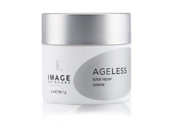 De AGELESS - Total Repair Crème van Image Skincare versnelt de huidvernieuwing doordat de bovenste laag van de huid wordt geexfolieerd.
