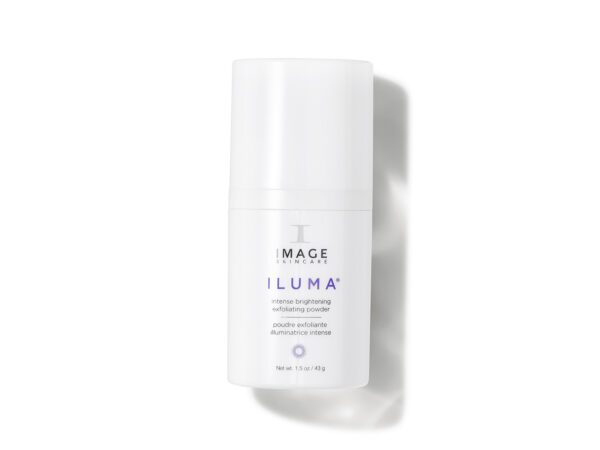 Ervaar de kracht van Iluma - Intense Brightening Exfoliating Powder van Image Skincare, een milde exfoliator voor pigmentvlekken en gevoelige huidtypes.