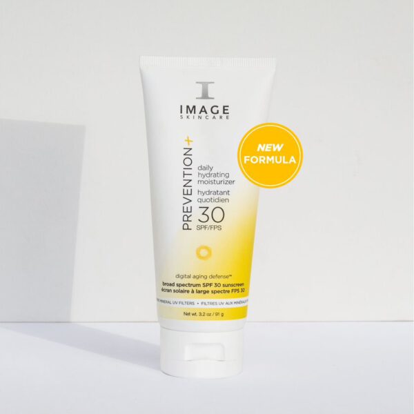 Bescherm je huid tegen de zon en hydrateer deze met PREVENTION+ Daily Hydrating Moisturizer SPF 30 van Image Skincare, geschikt voor droge en gecombineerde huidtypen.